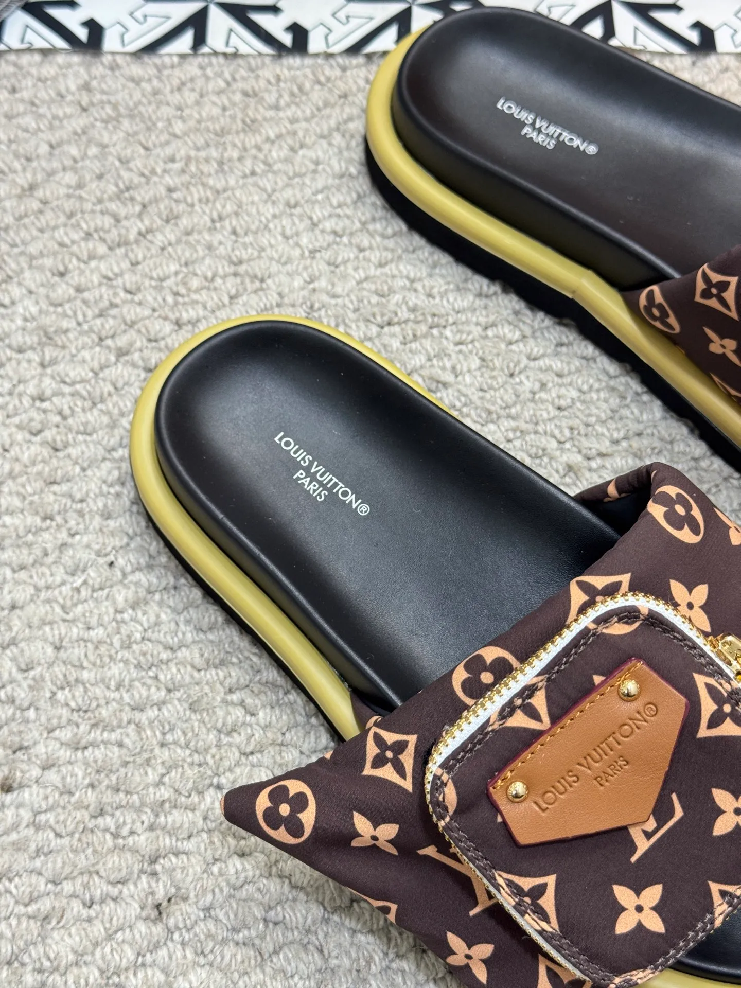 Men's shoes 💰400 [New style] 🦇🦇Top original order [Louis Vuitton] Couple style 👫Spring and summer style🎯🎯As an active family in the fashion industry ⭐ Lv is characterized by bold innovation ⚡Fabric down cloth🔥 Combined outsole, clean and tidy ⚡Fashionable and generous🌹Multiple colors available..Size: 36-44 (45 customized